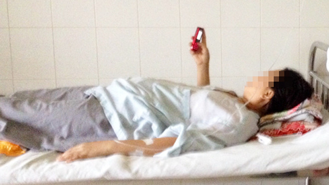 Đến chiều 10/5, sức khỏe của nữ bệnh nhân tiến triển tốt, giao tiếp được với người thân. Ảnh: Ái Nam (VnExpress).