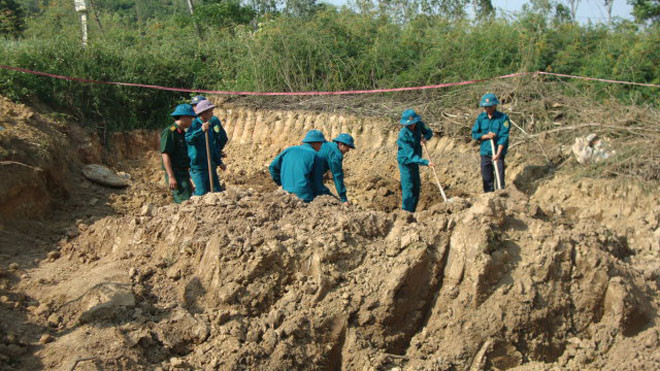 Phát hiện quả bom lớn, lực lượng công binh vào cuộc... tiến hành đào.
