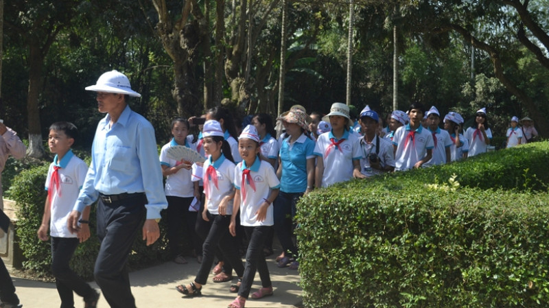 Du khách thăm khu di tích Kim Liên