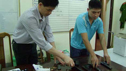 Cơ quan Cảnh sát điều tra kiểm tra tang vật.