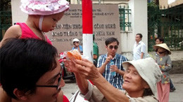 Cảm động cha dạy con về tình yêu Tổ quốc