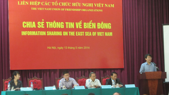 Các học giả, nhà nghiên cứu phân tích và cung cấp thông tin về tình hình biển Đông hiện nay với đại diện nhiều NGO tại Việt Nam. Ảnh: Trúc Quỳnh.