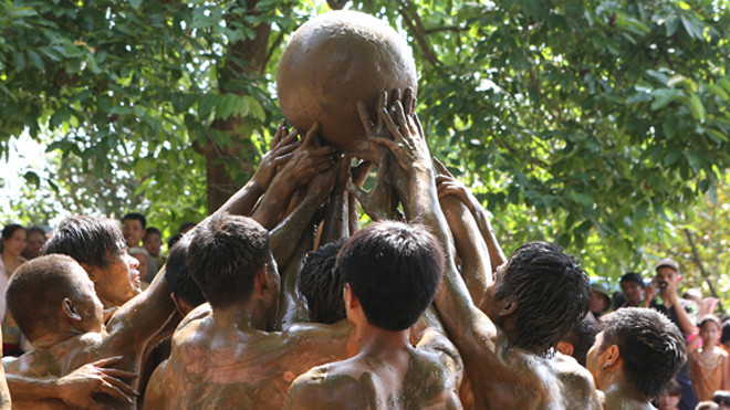 Những chàng trai chưa vợ đóng khố ôm cầu chạy dưới bùn