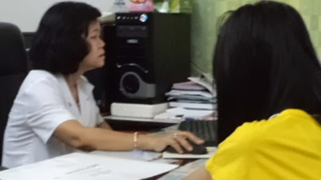 Một nữ sinh có dấu hiệu tâm thần đến khám và điều trị tại khoa Tâm lý Tâm thần trẻ em , Bệnh viện Tâm thần TPHCM. 