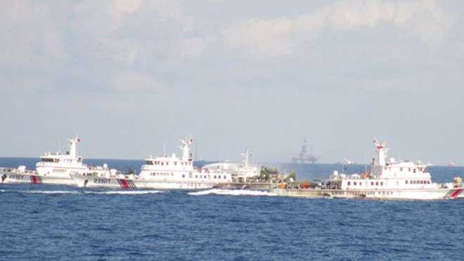 Rất nhiều tàu Trung Quốc hộ tống - bảo vệ giàn khoan HD-981 phía xa.