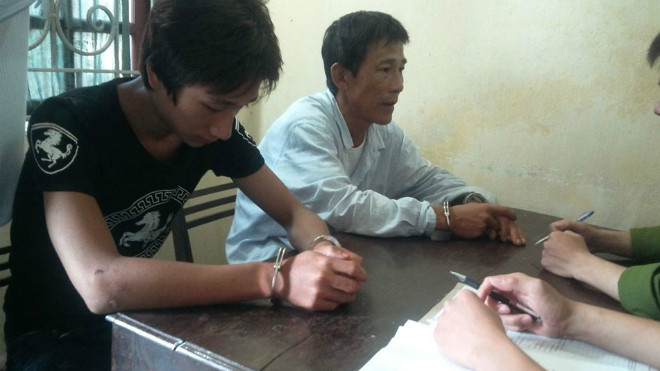 Hai đối tượng Hải (trái) và Thơm tại cơ quan điều tra.