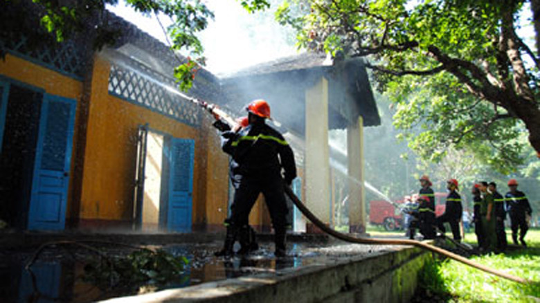 Công an PCCC nhanh chóng có mặt để khống chế ngọn lửa.