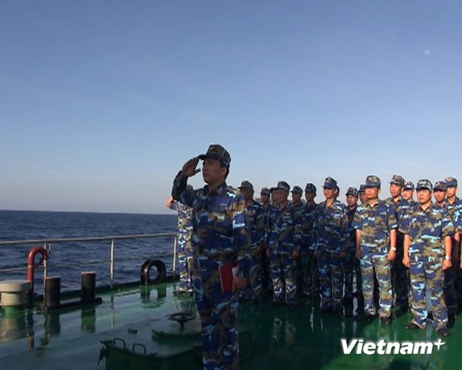 ẢNH: Nghi lễ chào cờ Tổ quốc trên biển Hoàng Sa