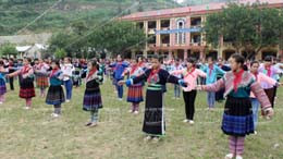 Giờ thể dục của học sinh Lào Cai. (Ảnh: Quý Trung/TTXVN).