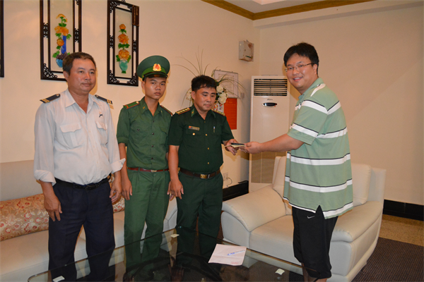  Tổ công tác Đồn BP Chí Linh đã phối hợp với đại diện khách sạn bàn giao chiếc ví và tài sản cho ông Jung Jong An. Ảnh: Báo Biên Phòng