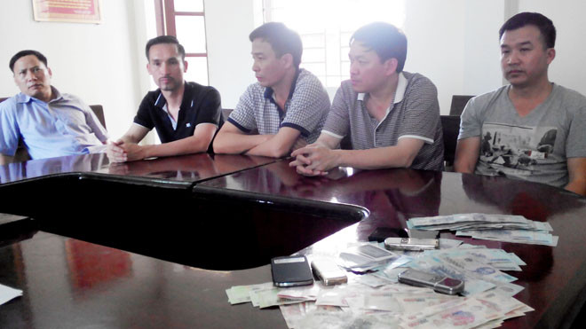 Các đối tượng và tang vật vụ án tại cơ quan công an.