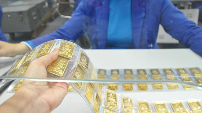 Nhu cầu mua vàng vẫn âm ỉ trong dân. Ảnh: VnExpress