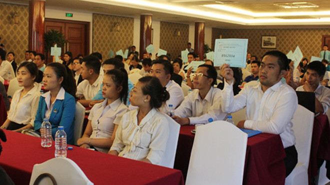 Cổ đông Công ty Đất Xanh bỏ phiếu chấp thuận phương án tăng vốn 500 tỷ đồng trong năm 2014. Ảnh: Vũ Lê