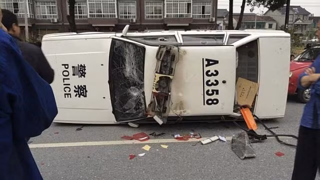 Người biểu tình lật xe của cảnh sát (Nguồn: Reuters)