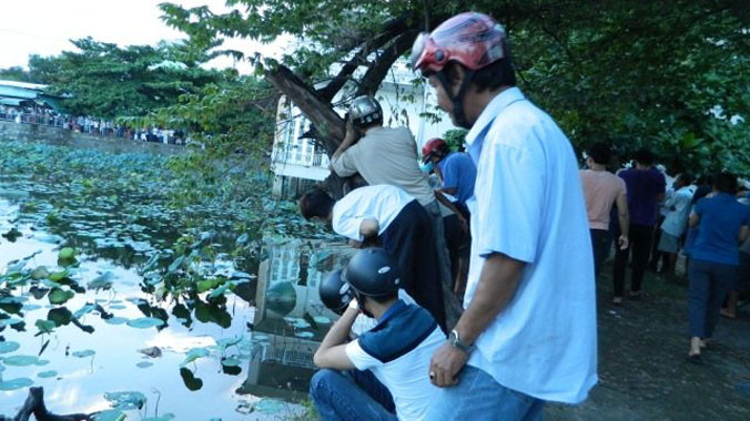 Đến 17h30 chiều ngày 8/10, thi thể nạn nhân mới được trục vớt.