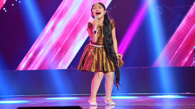 “Công chúa tóc mây” không chỉ gây ấn tượng bởi giọng hát rất riêng mà còn cả mái tóc đen dài chấm gót. Ảnh nhân vật cung cấp.