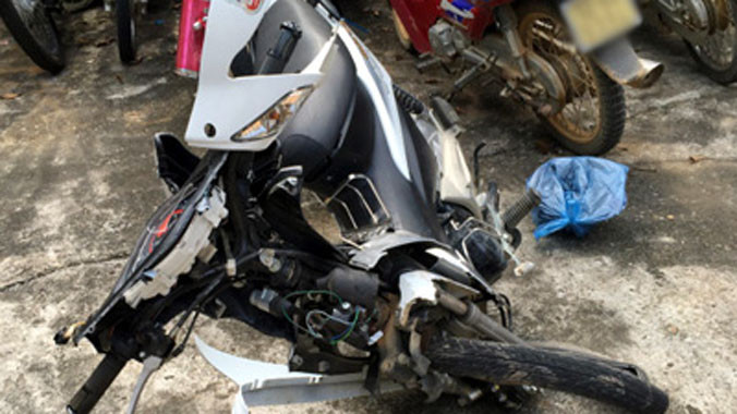 Chiếc xe nát bét sau vụ tai nạn kinh hoàng. Ảnh: Hoàng Vương.