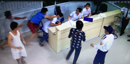 Bệnh nhân Bình đấm thẳng vào mặt bác sỹ trực cấp cứu trước sự ngỡ ngàng của nhiều người.