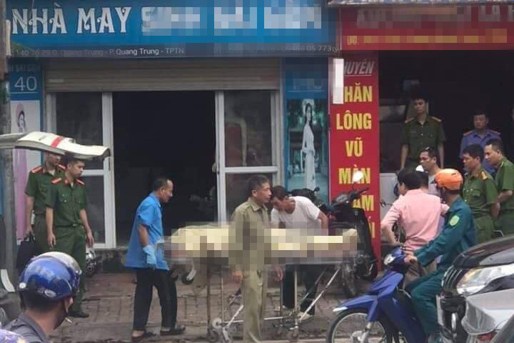 Thi thể người đàn ông được đưa đi khỏi hiện trường.