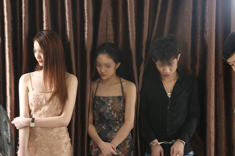 Nhóm nam thanh nữ tú phê ma túy trong khách sạn. Ảnh: Công an Vĩnh Phúc.