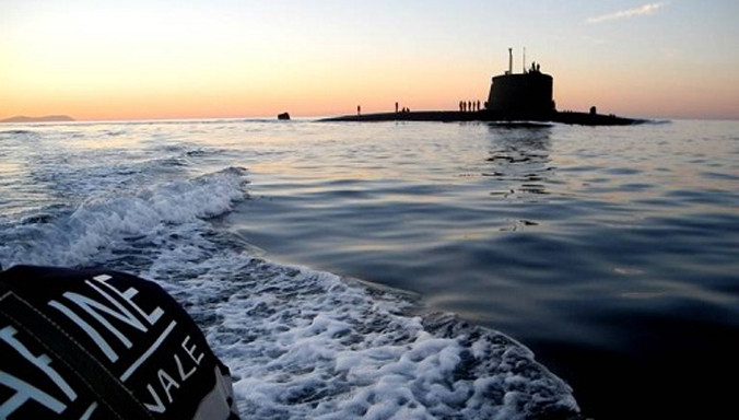 Một chiếc ca-nô hải quân đang tiếp cận tàu ngầm Saphir S-602 của Pháp. Ảnh: Vingt minutes.