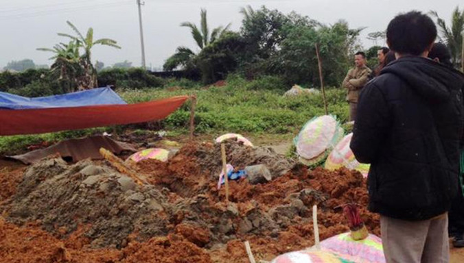 Hiện trường ngôi mộ bị kẻ gian đào bới lấy đi một phần cơ thể.