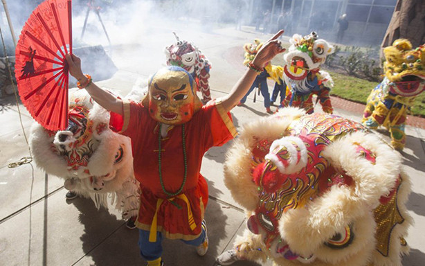 Màn múa lân sư địa tưng bừng mở màn lễ hội đón xuân hôm qua của người Việt tại Trung tâm Nghệ thuật Biểu diễn thành phố Oxnard, bang California, Mỹ. Ảnh: Ventury County Star.