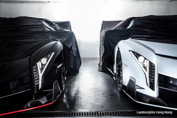 Trong số 9 chiếc Lamborghini Veneno Roadster, 2 chiếc đã cập bến Hồng Kông. Tại châu Á, siêu xe này có giá lên đến 5 triệu USD/chiếc.
