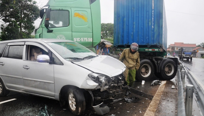 Vụ tai nạn gây ách tắc hoàn toàn một làn giao thông, các phương tiện vận tải phải chạy trên phần đường còn lại.