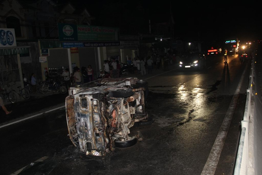 Chiếc xe bán tải cháy trơ khung sau vụ tai nạn liên hoàn.