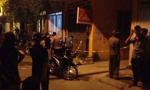 Cảnh sát phong tỏa hiện trường vụ án mạng trong đêm. Ảnh: V.A/Tintuc.