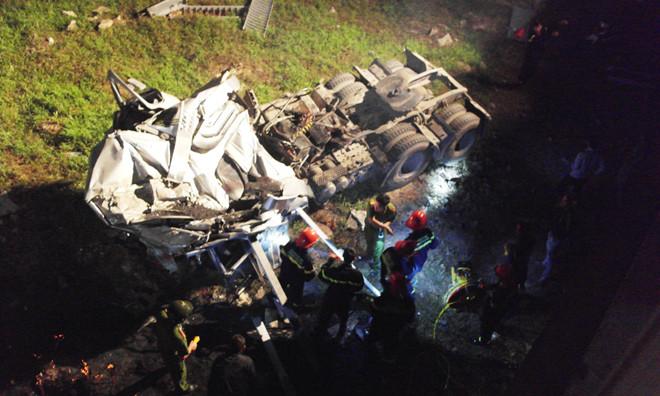 Thùng ca bin đầu kéo vỡ nát và biến dạng hoàn toàn, riêng thùng rơ-moóc ngửa bụng lên trời sau cú lao từ thành cầu xuống bãi bồi ở độ cao hơn 4 mét.