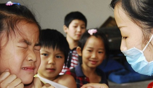 Bệnh nhi tiêm phải vắc xin giả rất có thể gặp phản ứng phụ hoặc tử vong.