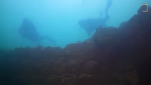 Bức tường bao quanh lâu đài cổ dưới đáy Hồ Van.