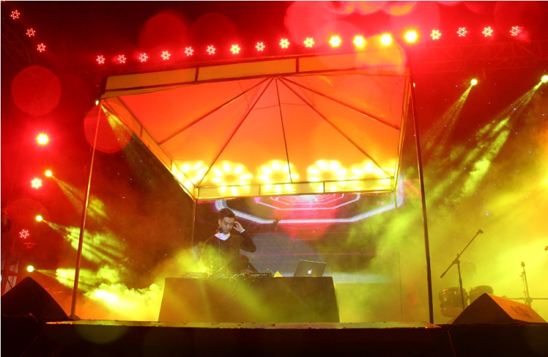 Hàng ngàn sinh viên đội mưa cùng ‘cháy’ trong đêm nhạc hội