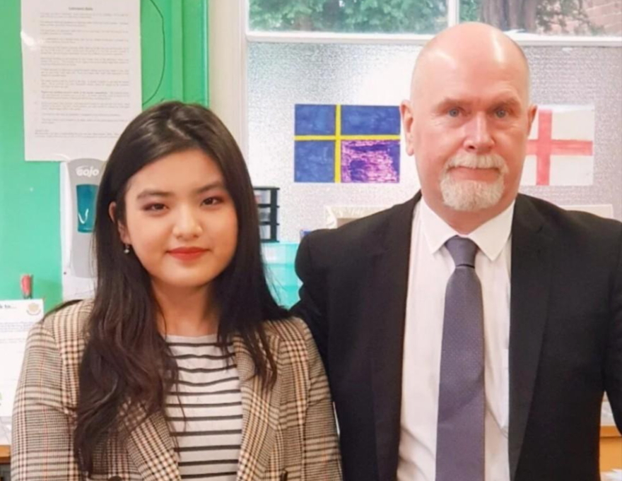 Khánh Linh cùng thầy giáo dạy Sinh học ở trường THPT 