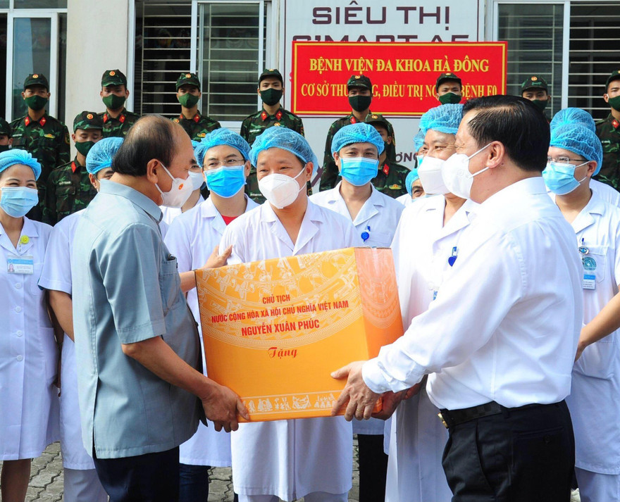 Trong chuyến thăm, làm việc với Hà Nội, Chủ tịch nước Nguyễn Xuân Phúc đánh giá, các biện pháp phòng chống dịch của Hà Nội đã thấm tới người dân, được người dân đồng thuận, ủng hộ. Ảnh: Như Ý