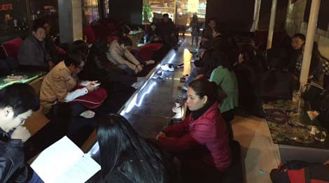 Nhiều nhà đầu tư lo sợ người nhà biết chuyện (tối 15/1).