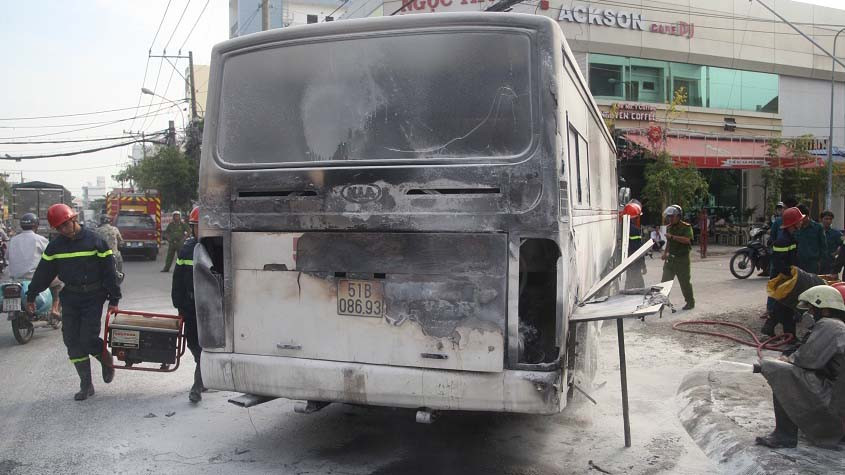 Phần hông và đuôi xe bị cháy đen.