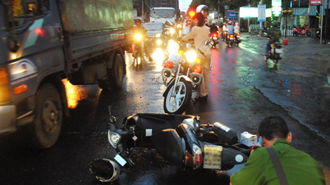 Lực lượng chức năng khám nghiệm hiện trường. Ảnh: Kh.Uyên/VnExpress