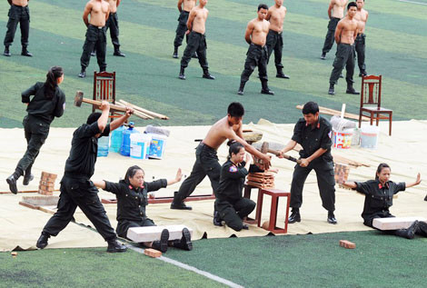 Màn công phá đầy sức mạnh của những nữ Cảnh sát đặc nhiệm. 