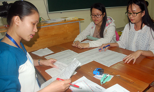 Thí sinh nộp hồ sơ xét tuyển tại Đại học Sài Gòn. Ảnh: Nguyễn Duy.