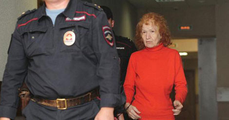 Cảnh sát dẫn giải hung thủ về nơi giam giữ.