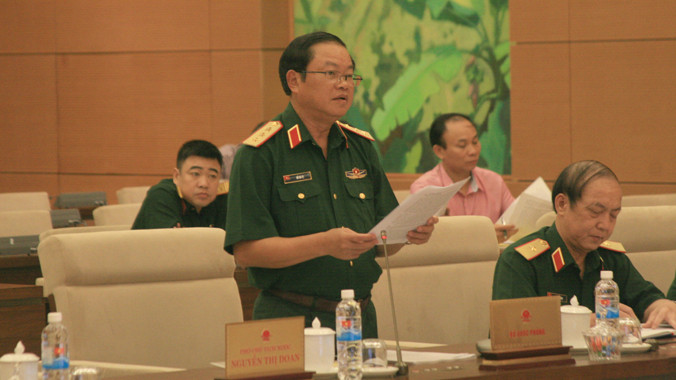 Thượng tướng Đỗ Bá Tỵ báo cáo Ủy ban Thường vụ Quốc hội sáng 13/8. Ảnh: DN.