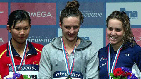 Ánh Viên trên bục nhận huy chương.