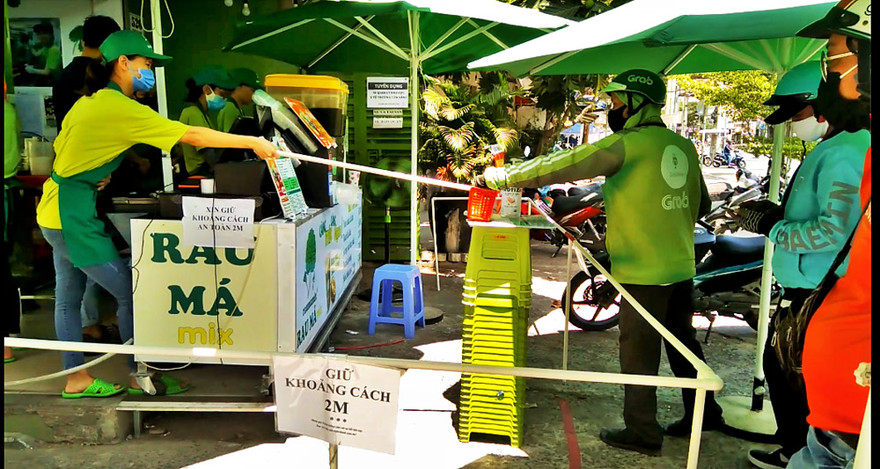 Chống dịch độc đáo mùa COVID: Dùng gậy cách 2 mét, bỏ đồ vào giỏ cho shipper