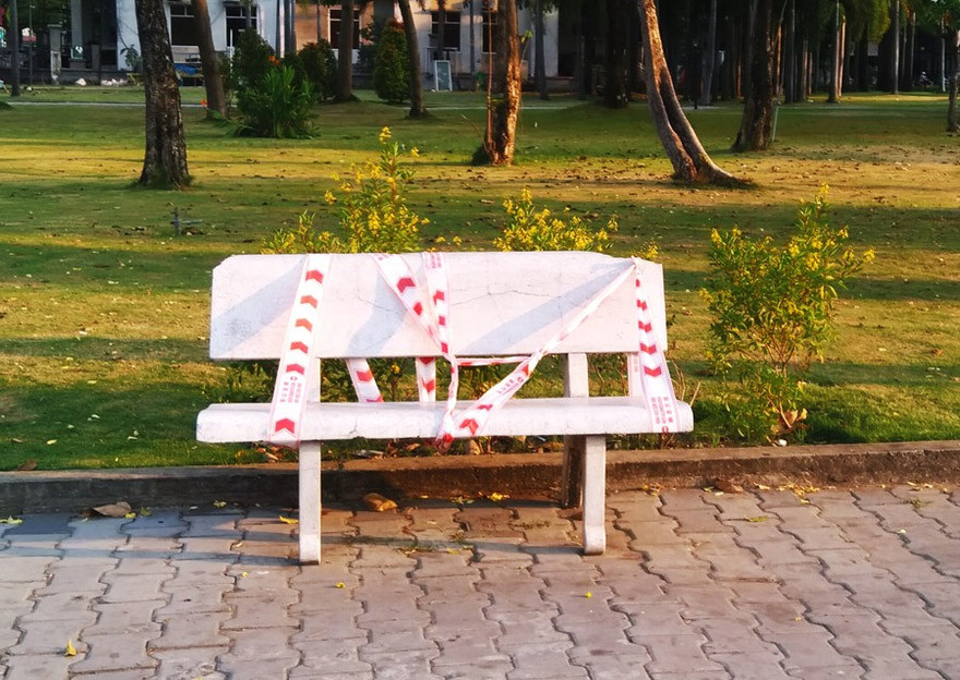 Lý giải sau hình ảnh ghế đá công viên bị 'phong toả' tại TPHCM 