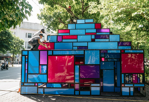 "Tháp" nghệ thuật đang được tháo dỡ