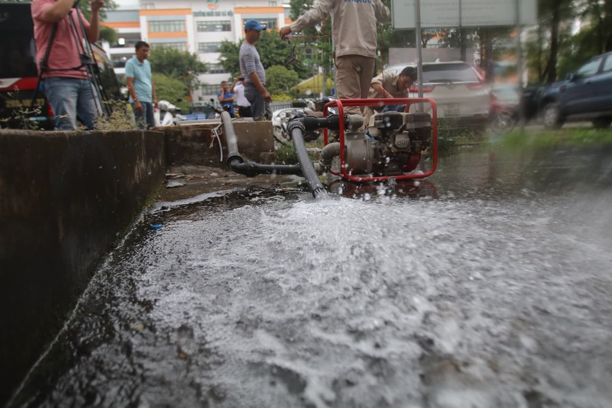 Viwaco tiến hành súc xả bể nước ở các khu chung cư bị ảnh hưởng