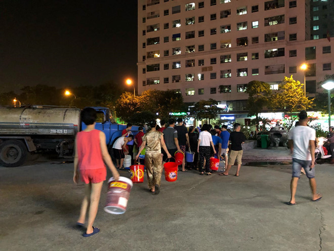 Cư dân nhiều chung cư xếp hàng chờ nước. 